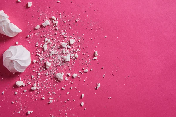 Pembe arkaplana dağılmış kırıntılar