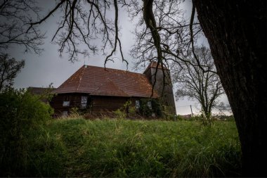 Terk edilmiş eski ahşap Katolik kilisesi