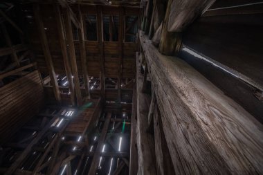 Terk edilmiş eski ahşap Katolik kilisesi