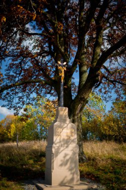 Moravya tarlaları arasında yol kenarında duran bir yol kenarı haçı.