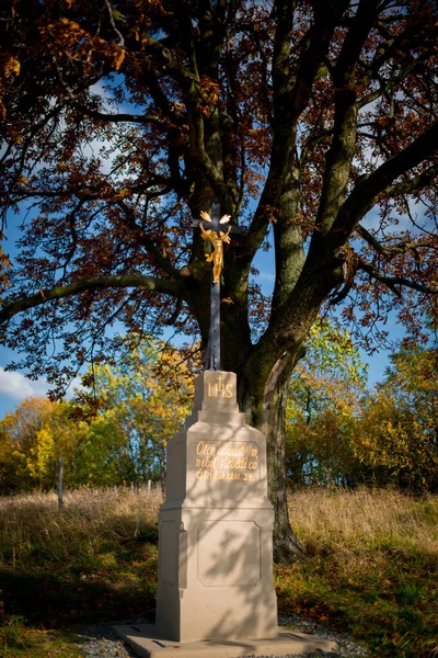 Moravya tarlaları arasında yol kenarında duran bir yol kenarı haçı.