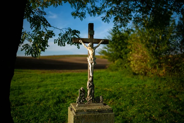 Придорожный Крест Стоящий Дороги Среди Моравских Полей — стоковое фото