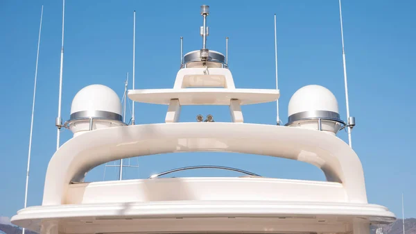 Radar e torre di comunicazione su yacht — Foto Stock