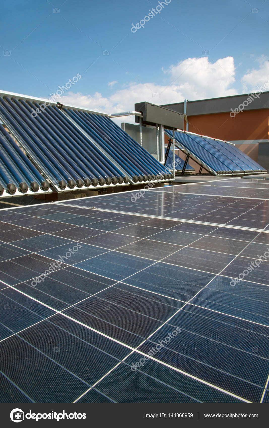 Energia alternativa pannelli fotovoltaici — foto stock ... Condominio pannelli fotovoltaici