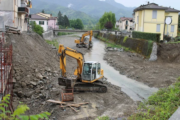 Mantenimiento a lo largo del río —  Fotos de Stock