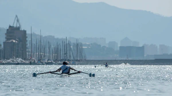 Dos atleta en canoa remo — Foto de Stock