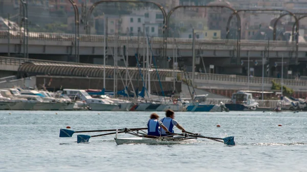Due atleti sul canottaggio in canoa — Foto Stock