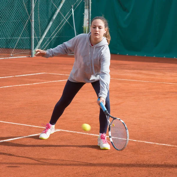 Тенісну школу відкритий — стокове фото
