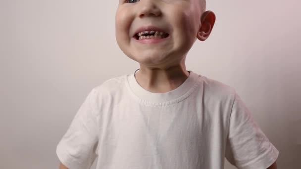 Gros plan des dents de garçon. Soins de santé, hygiène dentaire, problèmes dentaires, caries — Video