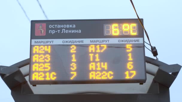 Vladimir, Ρωσία - Νοέμβριος 04, 2019: ηλεκτρονικό πληροφοριακό πάνελ στη στάση λεωφορείου — Αρχείο Βίντεο