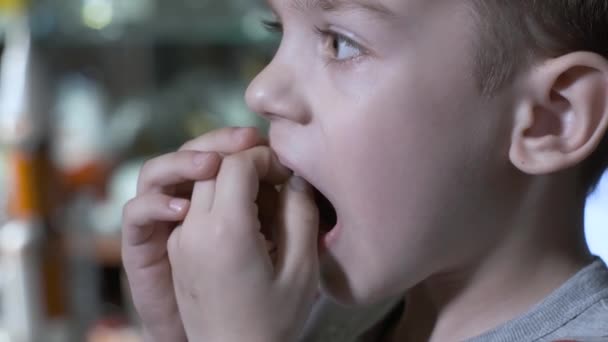 Padre tratando de sacar a sus hijos dientes caries tambaleantes. Papá sacando dientes. Caries — Vídeos de Stock