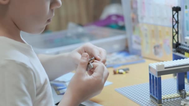 Władimir Rosja Listopada 2019 Zbliżenie Dziecięce Dłonie Bawiące Się Konstruktorem — Wideo stockowe