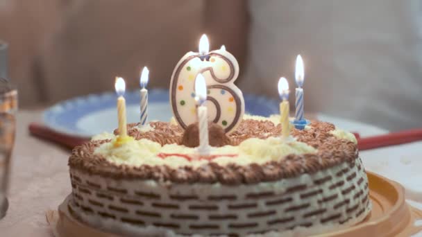 Nahaufnahme Auf Geburtstagstorte Mit Brennender Kerze Form Der Zahl Sechs — Stockvideo