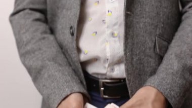 Gri ceketli, beyaz arka planda beyaz gömlekli, çok zengin beyaz bir adam kamera kapanırken Rus parasının hayranını elinde tutuyor. Zengin erkek, beş bin ruble banknot tutuyor. bir deste fatura