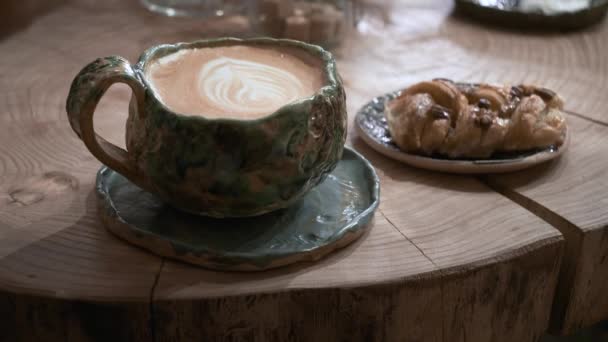 Męskie Ręce Mieszające Kawę Zielonym Kubku Łyżeczką Herbaty Przytulnej Kawiarni — Wideo stockowe