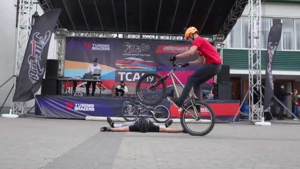 Suzdal Oroszország 2019 Szeptember Stunt Jumping Lying Man Small Bicycle — Stock videók