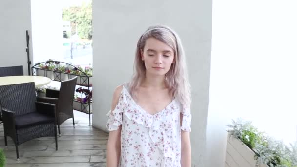 Kafe Verandasında Tek Başına Yürüyüp Poz Veren Yaz Elbisesi Giyen — Stok video