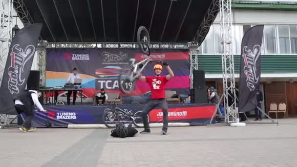Suzdal Rússia Sep 2019 Stunt Jumping Lying Man Small Bicycle — Vídeo de Stock