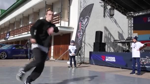 Суздаль Росія Вересня 2019 Молодий Спортивний Хлопець Танцює Надворі Аматорських — стокове відео
