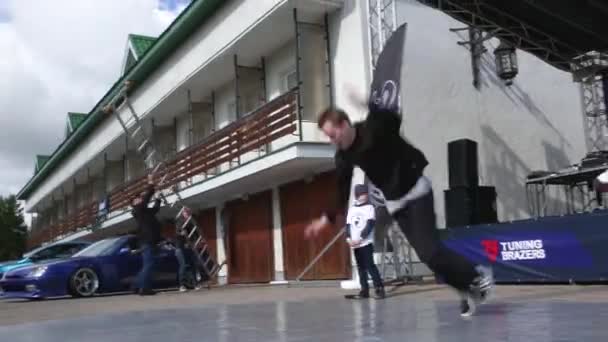 Суздал Россия Сентября 2019 Года Молодой Спортсмен Танцует Брейк Данс — стоковое видео