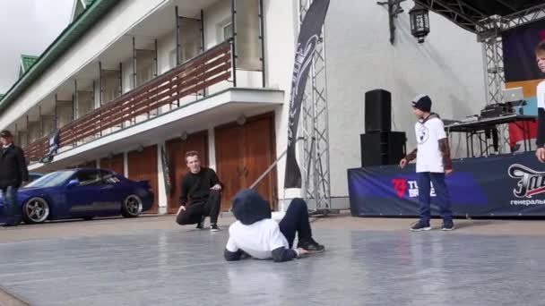 Suzdal Rússia Sep 2019 Grupo Meninos Apresentando Breakdancing Fazendo Truques — Vídeo de Stock