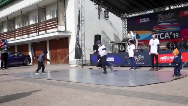 Suzdal Russia Sep 2019 Группа Молодых Мальчиков Выступающих Танцующих Брейк — стоковое видео