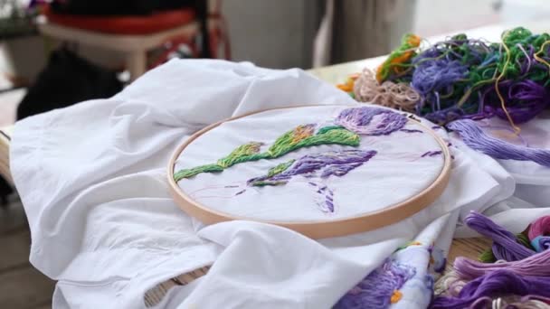 若い女性の手は針で縫う。針仕事刺繍趣味...閉鎖 — ストック動画