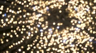 Noelde ya da yeni yıl gecesinde odaklı olmayan renk ışıkları, yumuşak soyut arkaplan