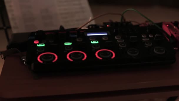 Modern electronical musical device for making beats and loop samples with knobs and blinking buttons at the nightclub — Stock Video