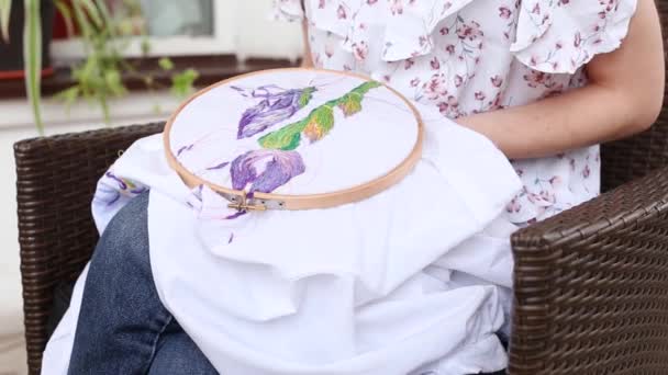 Jong meisje in café naaien met naald. borduurwerk, borduurwerk, hobby, handwerk — Stockvideo