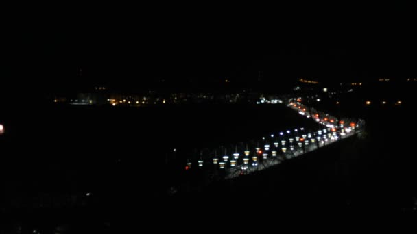 Defokussierte Beleuchtung der Straßen der Stadt. Bewegte Bokeh-Kreise im Nachtverkehr — Stockvideo