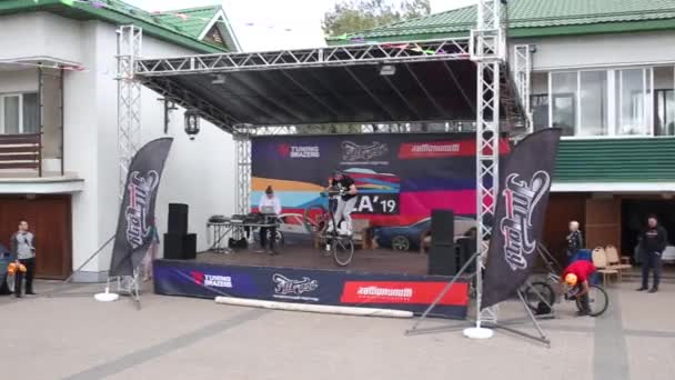 Suzdal, Ryssland - sep 15, 2019: cyklist hoppar av scenen medan dj spelar musik — Stockvideo