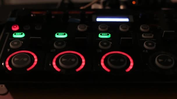 Nowoczesne elektroniczne urządzenie muzyczne do wykonywania beatów i pętli z gałkami i przyciskami migającymi w klubie nocnym — Wideo stockowe