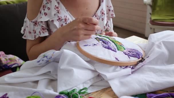 Unga kvinnliga händer sy med nål. Nålarbete, broderi, hobby. Närbild — Stockvideo