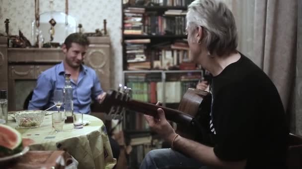 SAINT PETERSBURG, RÚSSIA - 28 de agosto de 2019: concerto em casa no apartamento comum — Vídeo de Stock