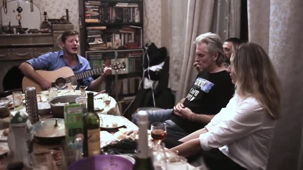 Αγία Πετρούπολη, Ρωσία - Αυγ 28, 2019: συναυλία στο σπίτι σε κοινόχρηστο διαμέρισμα — Αρχείο Βίντεο