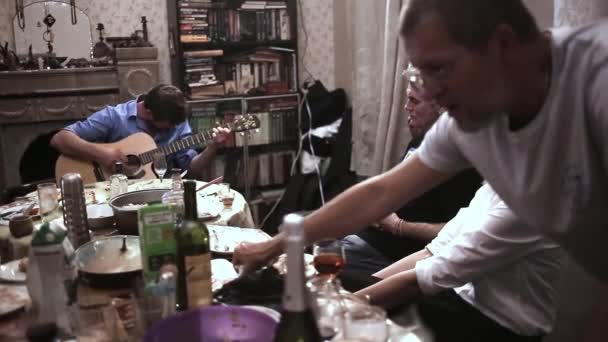 Petrohrad, Rusko - 28. srpna 2019: domácí koncert ve společném bytě — Stock video