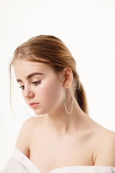 Cute thoughtful caucasian teen model wearing shirt posing with bare shoulders — 스톡 사진