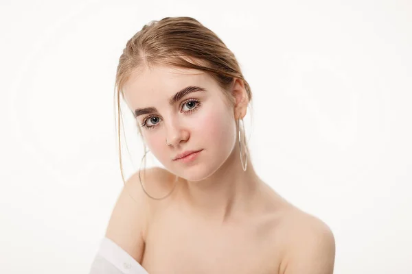 Lindo sonriente caucásico adolescente modelo usando camisa posando con desnudo hombros —  Fotos de Stock