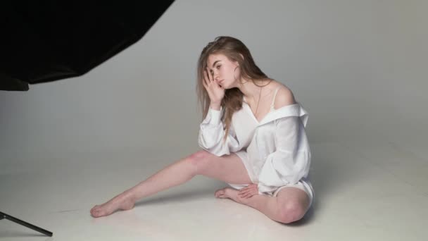 Dans les coulisses de la séance photo : belle jeune mannequin posant pour photographe — Video