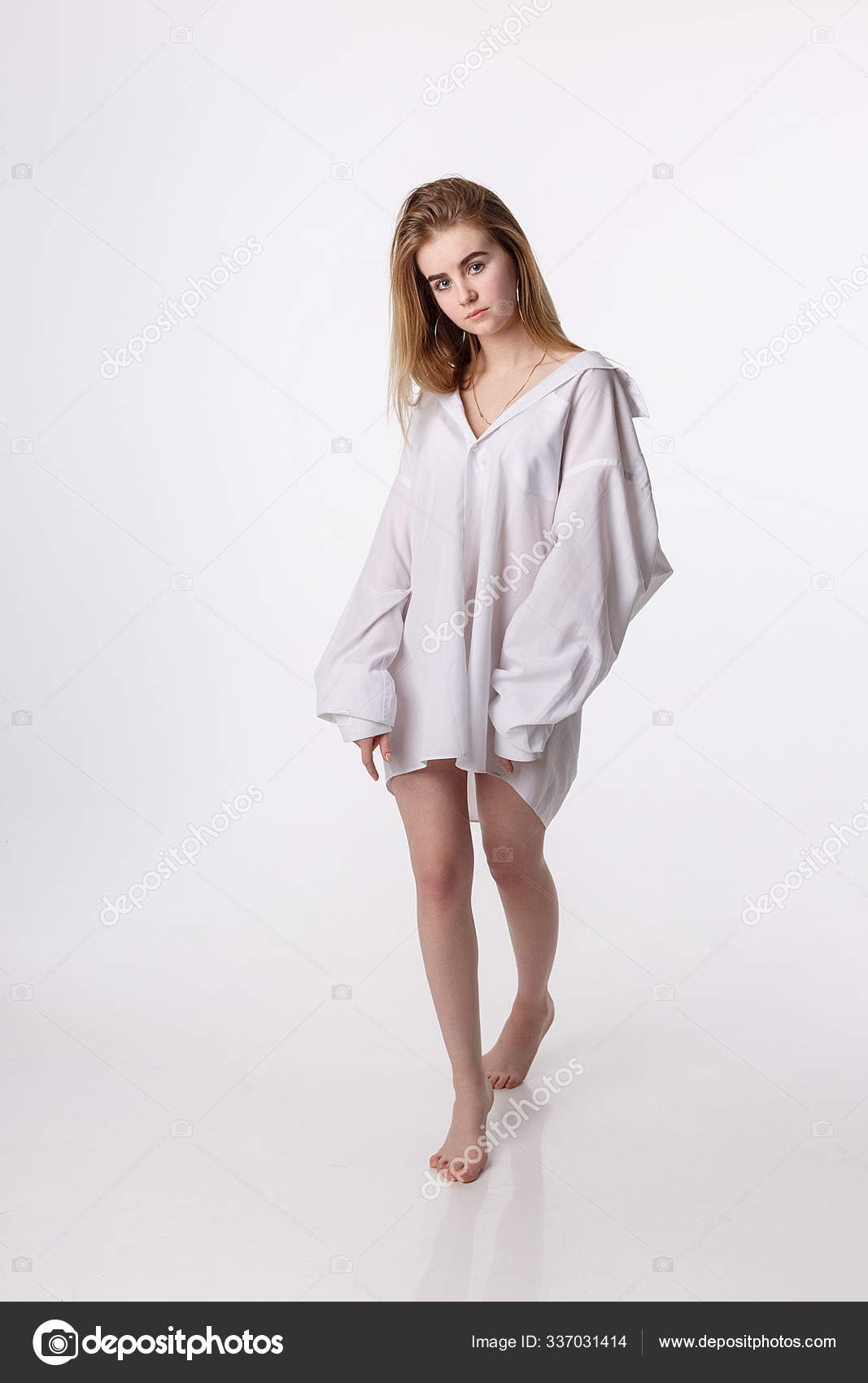 若いきれいな女性が裸の足でスタジオでポーズをとってモデルテスト ストック写真 C Artem Zacepilin Yandex Ru