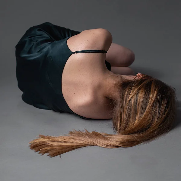 Başı dönük bir kız yerde yatıyor. Depresyon, endişe konsepti