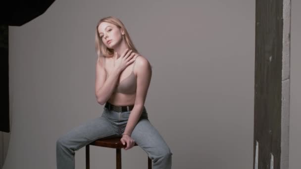 Za kulisami mężczyzna fotograf biorąc zdjęcia z sexy biały kobieta pozowanie — Wideo stockowe