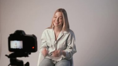 Kafkasyalı güzel kız kameraya bakıyor video yapıyor ya da internetten öğretiyor.