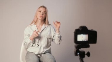 Kafkasyalı güzel kız kameraya bakıyor video yapıyor ya da internetten öğretiyor.