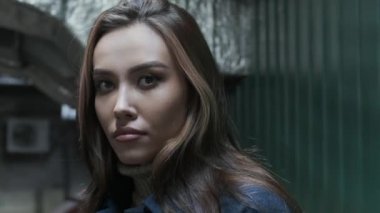 Şık, düşünceli, Asyalı, mavi ceketli, balıkçı yakalı güzel bir kız.