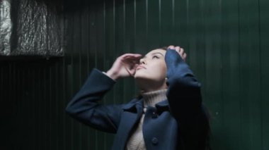 Şık, düşünceli, Asyalı, mavi ceketli, balıkçı yakalı güzel bir kız.