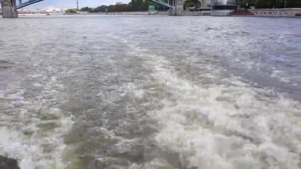 Motorboot in beweging. zicht vanaf achtersteven van schip met waterschuim en oppervlak achter. Motorboot drijvend op Moskou rivier — Stockvideo