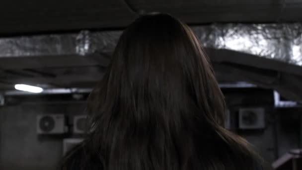 Elegant fată asiatică grijuliu în haină albastră și turtleneck la parcare subterană — Videoclip de stoc