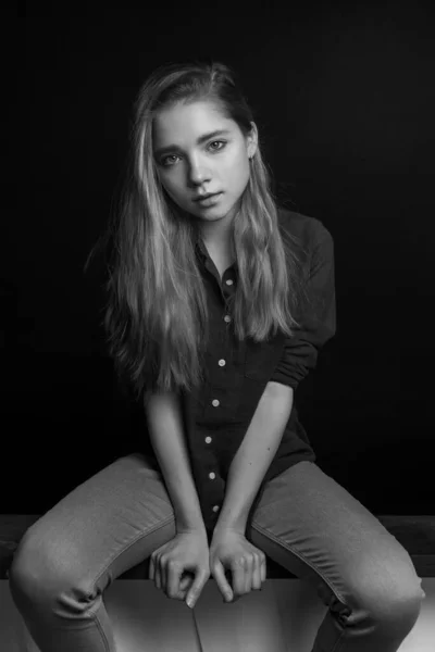 Stüdyoda kareli gömlekli genç kızın siyah beyaz portresi. — Stok fotoğraf